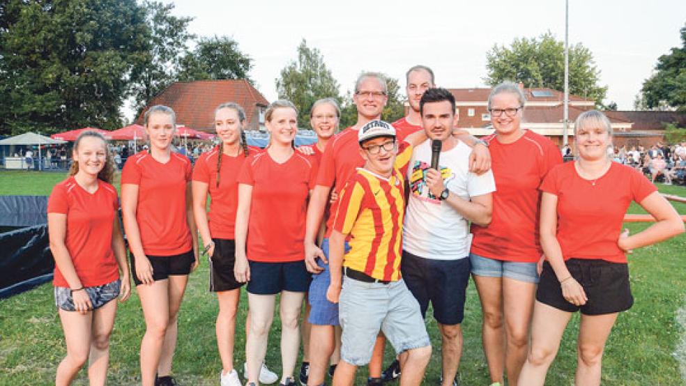 Nicht zum ersten Mal die Sieger des »Spiel ohne Grenzen«: Der Reit- und Fahrverein Rheiderland zusammen mit Moderator Domenico Drechnowicz und Söhnke Bödeker. © Foto: Muising