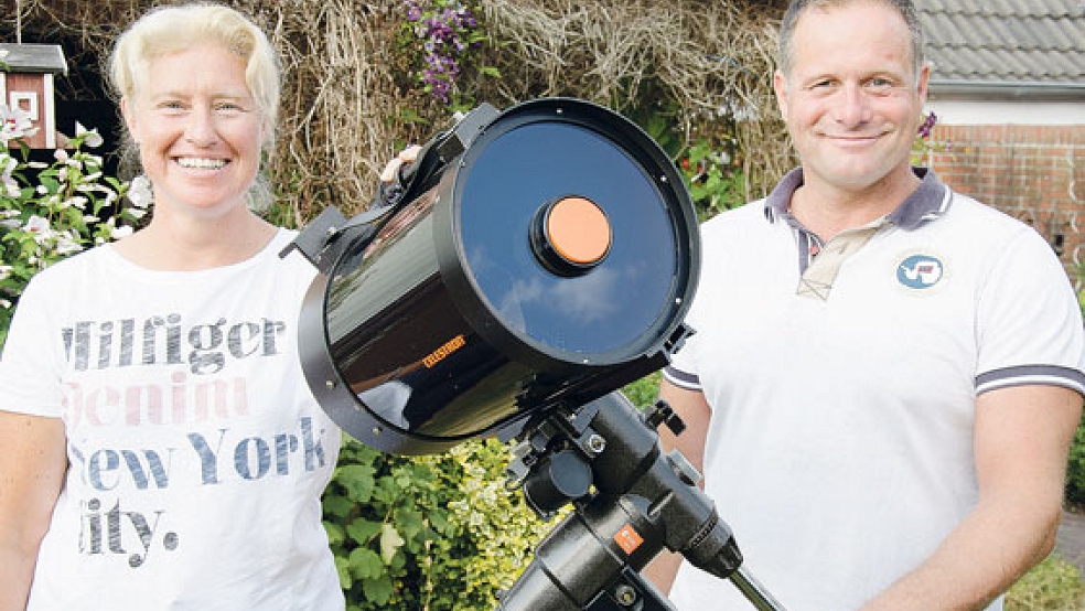 Teilen die Leidenschaft für kosmische Phänomene und freuen sich auf die heutige Mondfinsternis: Ursula und Stefan Meyer aus Möhlenwarf mit ihrem 200-Millimeter-Spiegelteleskop, das auch zum Einsatz kommt. © Foto: Hanken