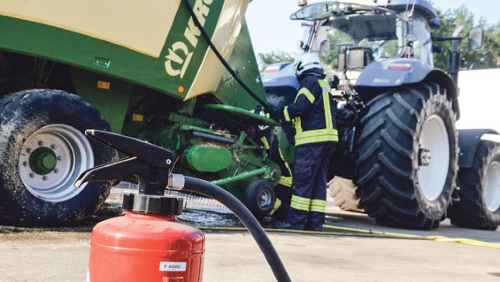 Mit einem Feuerlöscher hatte der Eigentümer versucht, den Brand zu löschen, ehe ihm die Wehr zur Hilfe eilte. © Foto: Muising