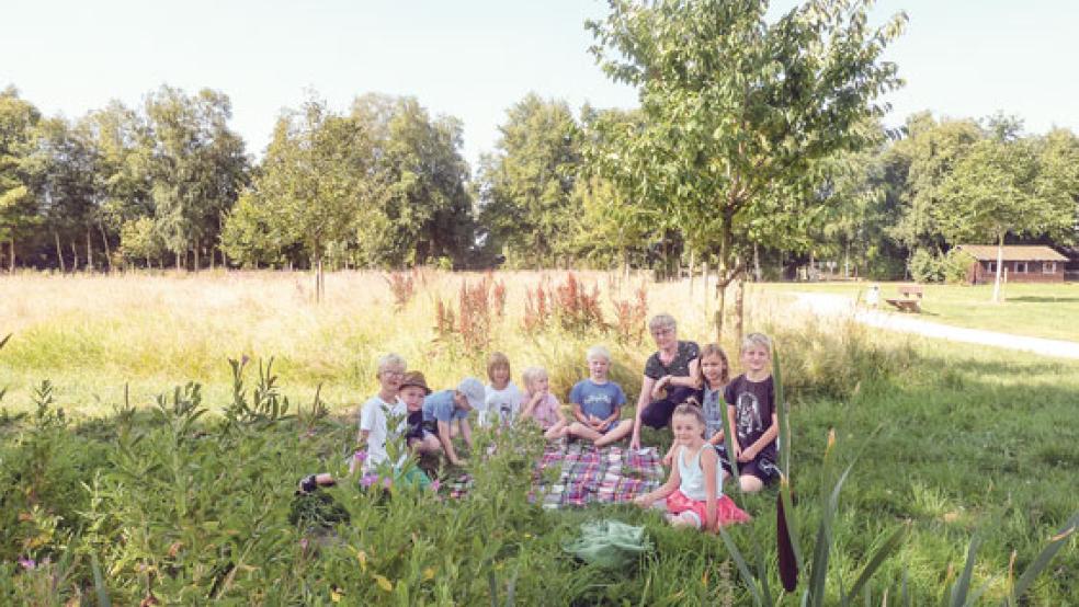 Beim Wiesengedächtnisspiel hatten die Kinder unter Anleitung von Helga van Hoorn im Bunder Park viel Spaß. © Foto: NABU