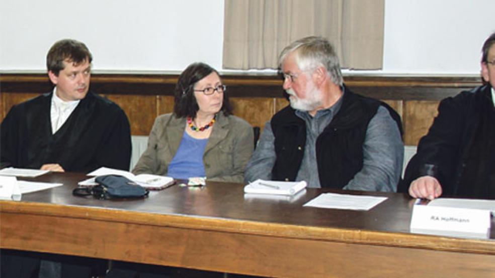 Alexandras Eltern Barbara und Ernst-August Wehrmann (hier beim Prozess in Aurich flankiert von ihren Anwälten) kämpften juristisch vergeblich für eine Verurteilung des Täters wegen Mordes. Vor fünf Jahren wurde Alexandra Wehrmann auf Juist getötet. Sie wurde nur 23 Jahre alt. © Foto: Ricken