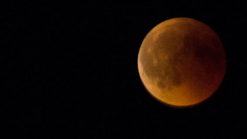 Der rotgefärbte Blutmond am Himmel über dem Rheiderland. Das Foto entstand im Stapelmoorer Hammrich, © Foto: Hanken