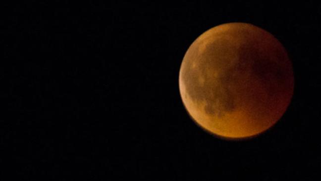Blutmond zeigte sich mit Verspätung
