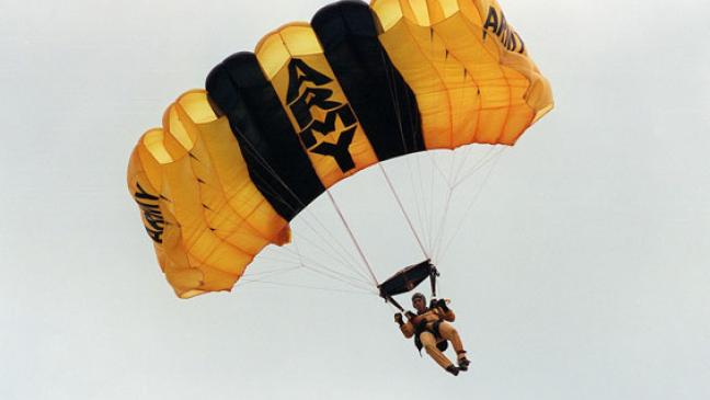 Fallschirmsprung endet in Hecke