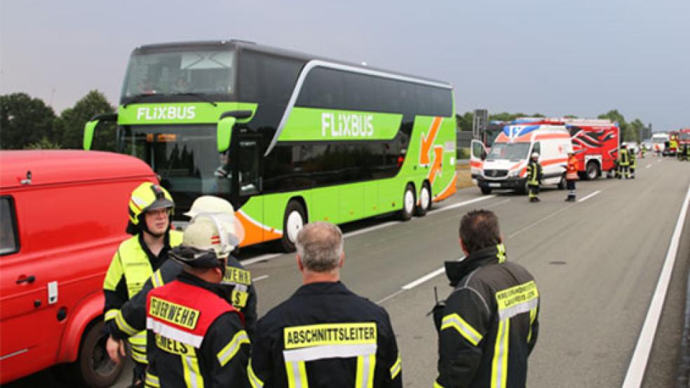 Eine verhängnisvolle Kettenreaktion hat verlorenes Reisegepäck auf der A 28 bei Filsum ausgelöst: Sechs Fahrzeuge waren in Unfälle verwickelt, darunter auch ein Reisebus. © Foto: Loger