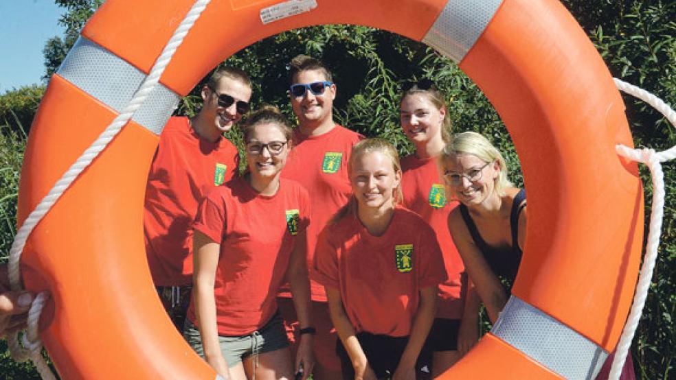 Die Badeaufsicht am See in Holtgaste: Leonard Jansen, Rieke Peters, Onno Peters, Lena Buntjer und Amke Peters. Bei Anregungen steht ihnen Insa Bruhns von der Gemeinde zur Seite.  © Fotos: Muising