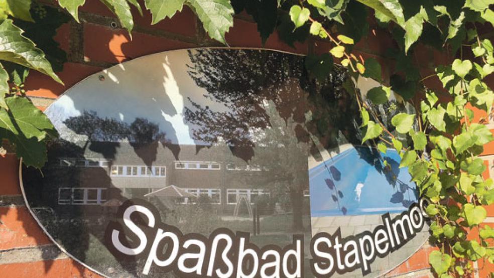 Wird das »Spaßbad« in Stapelmoor dicht gemacht? Darüber muss die Politik entscheiden. Es geht nicht nur ums Geld, sondern auch um qualifiziertes Aufsichtspersonal für den Bade­spaß im kühlen Nass. Das ehrenamtliche Engagement stößt an Grenzen. © Foto: Boelmann