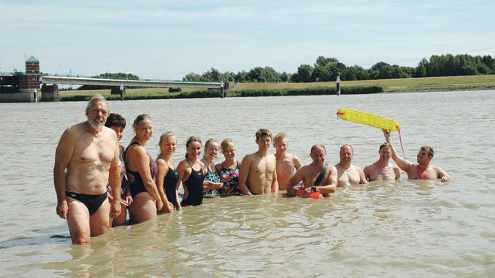Die 13 Schwimmer der DLRG Ortsgruppe freuten sich vor dem Start bei der Jann-Berghaus-Brücke auf die bevorstehende Aufgabe. © Foto: Pastoor