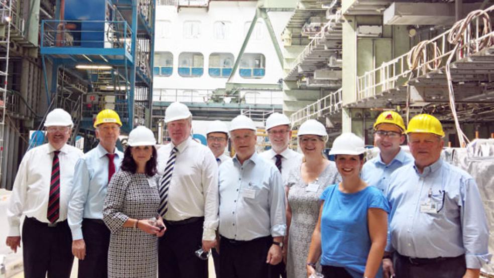 Hoher Besuch auf der Meyer Werft: Niedersachsens Wirtschaftsminister Bernd Althusmann (4. von links) informierte sich über die aktuelle Lage im Schiffbau. Von links: Landrat Reinhard Winter, Geschäftsführer Bernard Meyer, die CDU-Bundestagabgeordnete Gitta Connemann, Minister Althusmann), Hermann Wessels (Stadt Papenburg), Landtagsabgeordneter Bernd Busemann, Jürgen Rautenberg (Stadt Papenburg), Martina Kruse (Landkreis Emsland), Vanessa Albrowitz (Referat Häfen, Schiffbau Nds.), Nico Bloem (Betriebsratsvorsitzender) und Jochen Zerrahn (Meyer Werft). © Foto: Meyer Werft