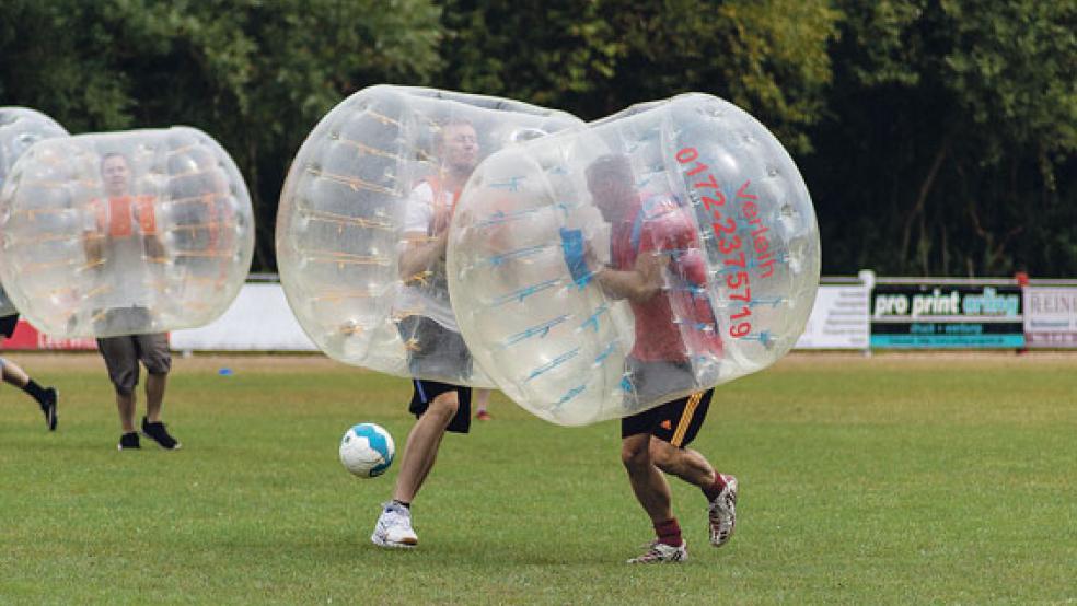 Fußballerisches Können war auf dem Fußballplatz in Jemgum am vergangenen Samstag ausnahmsweise nicht unbedingt gefragt. Hauptsächlich ging es darum, den Gegner möglichst weit wegzustoßen. © Fotos: Ostendorp