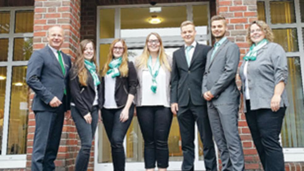 Rainer Schröder (Mitglied der Geschäftsleitung), Lena Santjer, Marieke Bonk, Mara Specht, Sven Haken, Nico de Groot und Carina Claassen-Eckhardt (Ausbildungsbeauftragte) feierten die erfolgreichen Prüfungsergebnisse. © Foto: OLB
