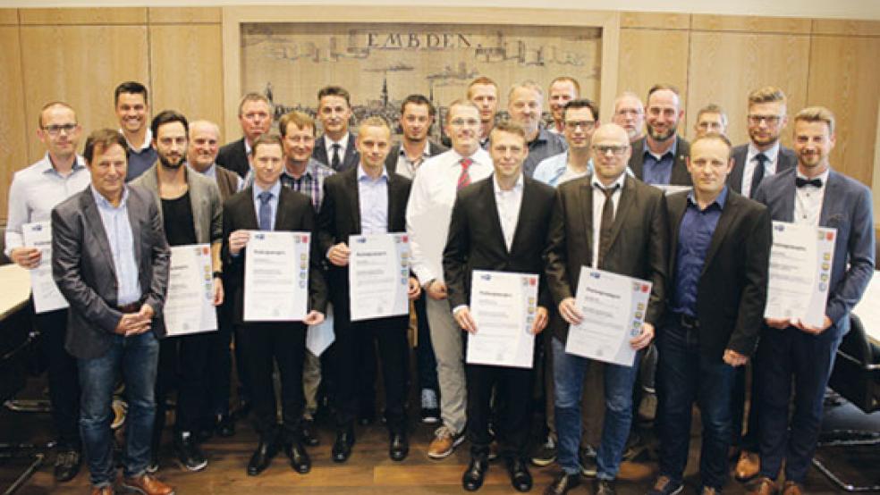 Stolz präsentieren die 18 Absolventen ihre Meisterbriefe im Plenarsaal der IHK in Emden. © Foto: IHK Emden