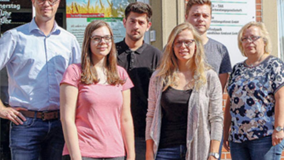Mit den Absolventen Imke Jansen, Nick Granovski, Ina Helmer, Kai Connemann freuten sich Buchstellenleiterin Maria Book (rechts) und Ausbilder Dirk Vorholt (links).  © Foto: Landvolk