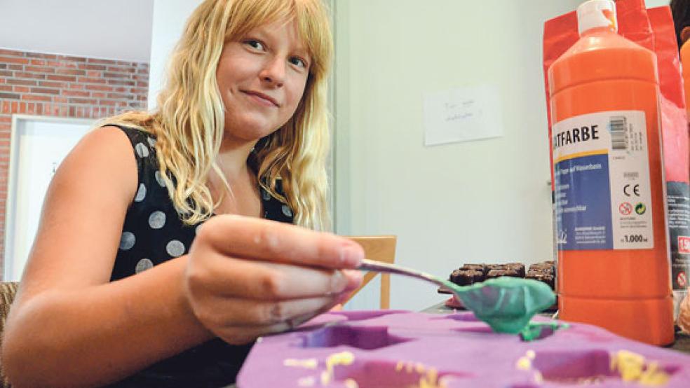 Mara rührte im JuZ in Weener gemeinsam mit sechs weiteren Teilnehmern der Ferienpass-Aktion aus Gips und Farbe die Masse für ihre Kreide zusammen. © Fotos: Muising