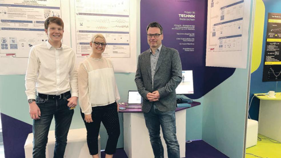 Vor großer Reise: Nach Japan geht es am Samstag für Tim Depping (links) und die RZ-Auszubildende Lilian Rieke. Zusammen mit ihrem ehemaligen Lehrer Andreas Bauer treten sie bei einem Wissenschaftswettstreit an und stellen ihre App für MS-Kranke vor. © Foto: Gymnasium Papenburg