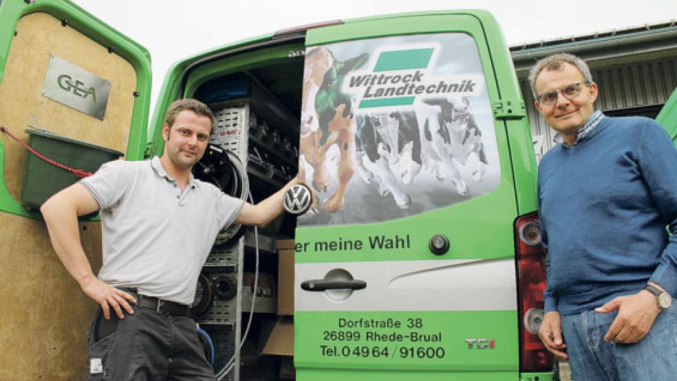 Als Mechatroniker für automatische Melkanlagen hat sich Stefan Tülp (links) bei der Firma Wittrock Landtechnik in Rhede-Brual fortbilden lassen. Rechts im Bild Firmenchef Bernd Wittrock. Das Unternehmen beschäftigt zahlreiche Rheiderländer.  © Foto: Gonzalez-Tepper