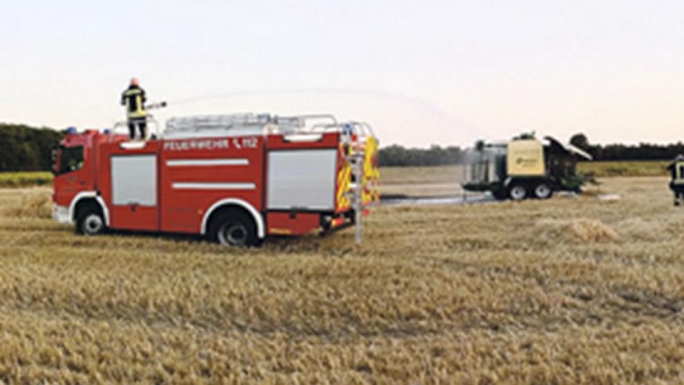 Durch den schnellen und umsichtigen Einsatz der Papenburger Feuerwehr konnte ein Flächenbrand beim Feuer einer Rundballenpresse am Obenende gestern Abend verhindert werden. © Foto: Stadt Papenburg