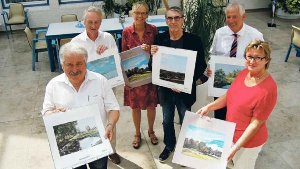 Stellten den neuen Kunstkalender vor: Der Präsident der Ostfriesischen Landschaft, Rico Mecklenburg (von links), der Direktor der Ostfriesischen Landschaft, Dr. Rolf Bärenfänger, Dr. Annette Kanzenbach, Künstler Hartmut Bleß, Thomas Weiss, Vorstandsvorsitzender der Brandkasse, und Brandkassen-Pressesprecherin Signe Foetzki.  © Foto: Stapf