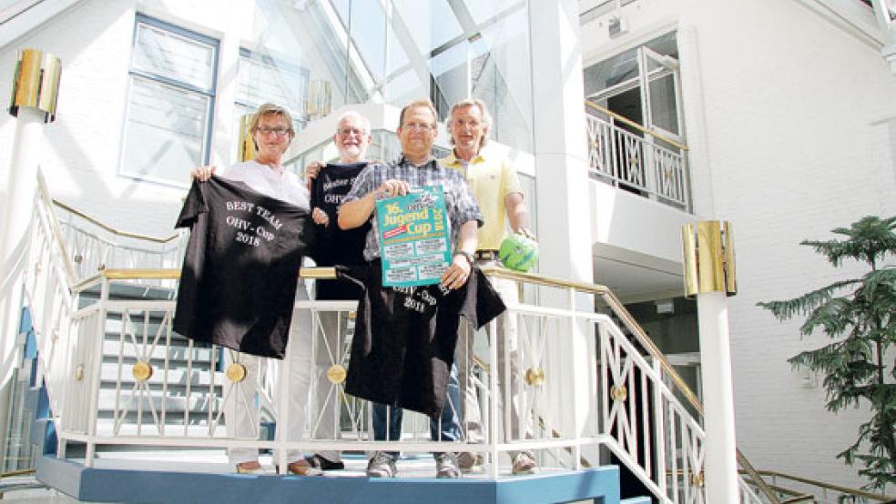 Auf das Wochenende ganz im Zeichen des Handballs freuen sich die Ausrichter und der Sponsor Brandkasse (von links.) Wilhelm Oevermann, Jörg Schiefelbein und Ulrich Mittelstaedt (vom OHV) und Signe Foetzki (Pressesprecherin der Brandkasse). © Foto: privat