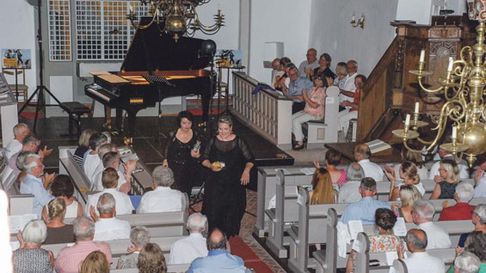 Beifallsstürme und Zugaben beendeten das Gezeitenkonzert in der Kirche. Neben Okka von der Damerau Karola Theill (links), die den Liederabend am Klavier begleitete.  © Foto: Kuper