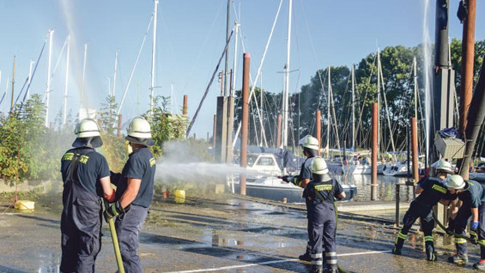 Super Wetter, die schöne Location und spannende Wettkämpfe zogen viele Zuschauer an den Jemgumer Hafen. Im Bild die Truppe aus Weenermoor im Einsatz. © Foto: Himstedt