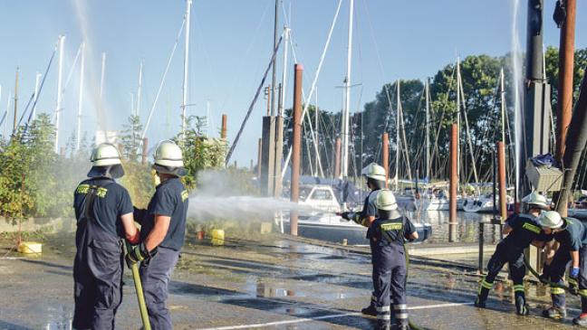 Holtgaste holt sich in Jemgum erneut den »Festspiel-Eimer«