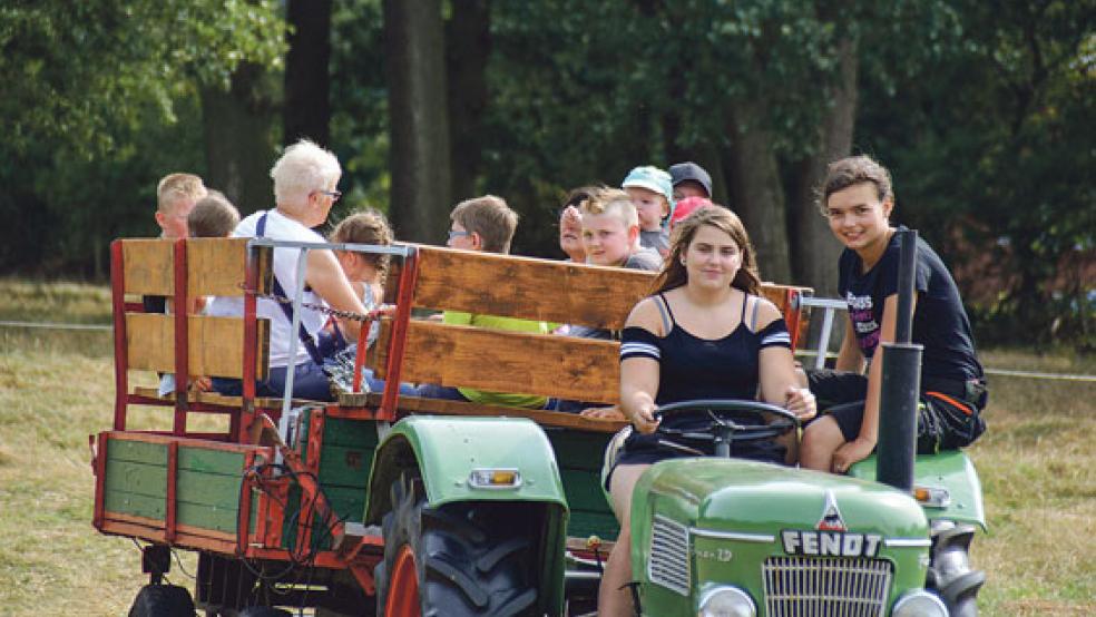 Tina Huisinga und Carmen Pals kutschierten die Gäste beim Dorffest über die Felder von Boen.  © Foto: Himstedt