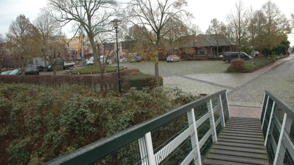 Der Hermann-Tempel-Platz in Ditzum bietet gepflasterte Parkflächen, die Gruppe »Jemgum 21/Wir für Jemgum« im Rat will jetzt den Bau eines Parkplatzes in einfacher Bauweise im Ort. © Foto: Skyska