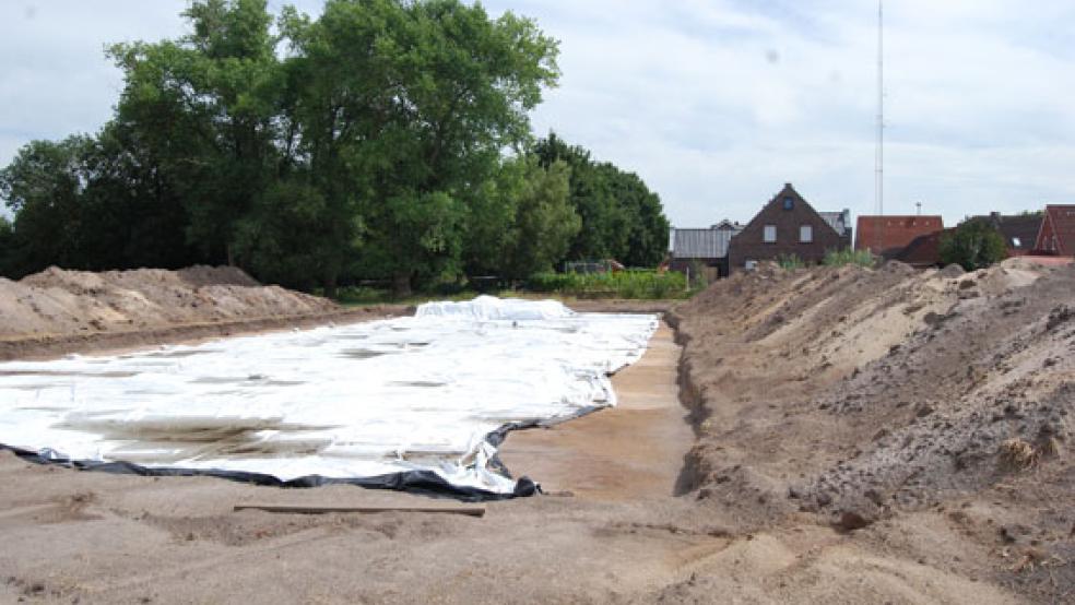 Hier laufen derzeit archäologische Untersuchungen. Im Hintergrund die ersten Häuser, die in Bauabschnitt I des Baugebietes an der Gasthuslohne schon gebaut worden sind. © Foto:Hoegen