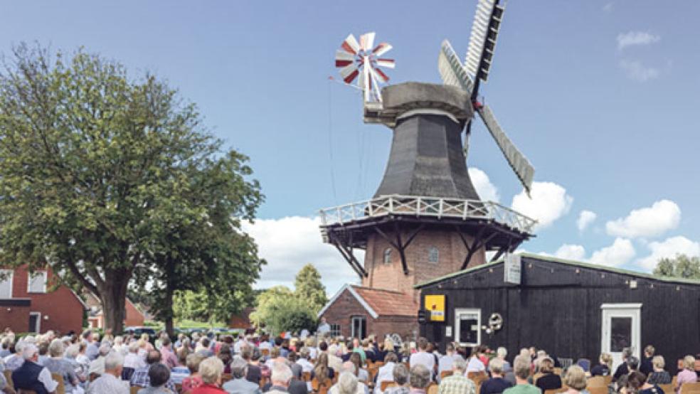Der Galerieholländer in Stapelmoor bot gestern die Kulisse für einen Open Air-Gottesdienst.  © Foto: Kuper