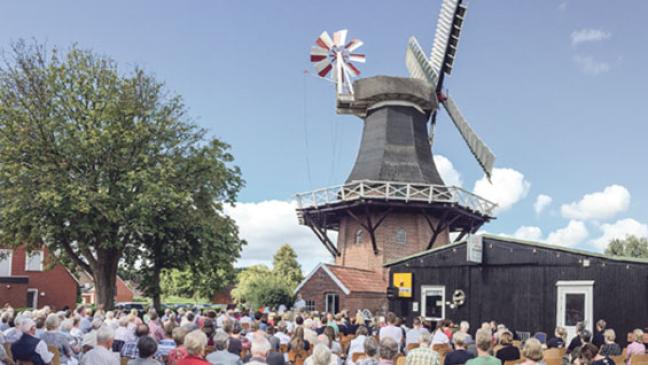 Kirche mit Wolken und Sonnenschein