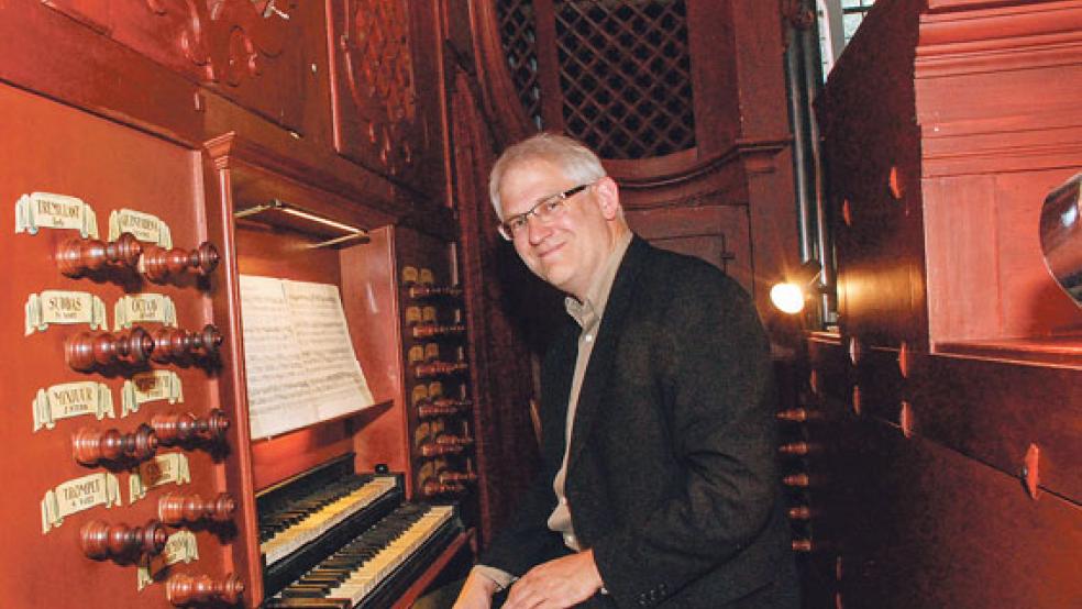 Jan Katzschke war 1994 als Student in Weener aktiv und kehrte jetzt zurück an den Spieltisch der historischen Schnitger-Wenthin-Orgel der Georgskirche. © Foto: Kuper