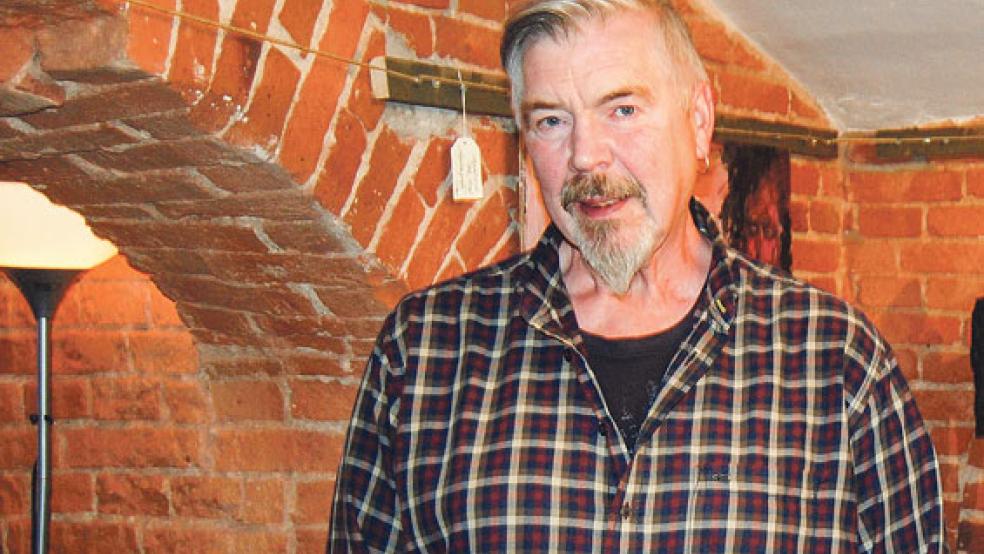 Georg Willms lädt am kommenden Sonntag zu einer besonderen »BILD-Schau« in seinen Gewölbekeller in Leer ein. © Foto: Hoegen