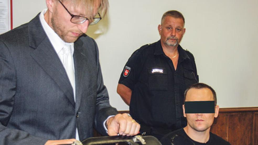 Mit dem 35-jährigen Polen (rechts) wurde gestern ein weiterer an der Entführung des Leeraner Reeders beteiligter Täter vom Landgericht Aurich verurteilt. © Foto: Ricken
