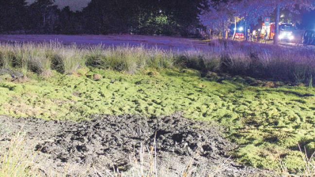 Kind steckt im Morast fest