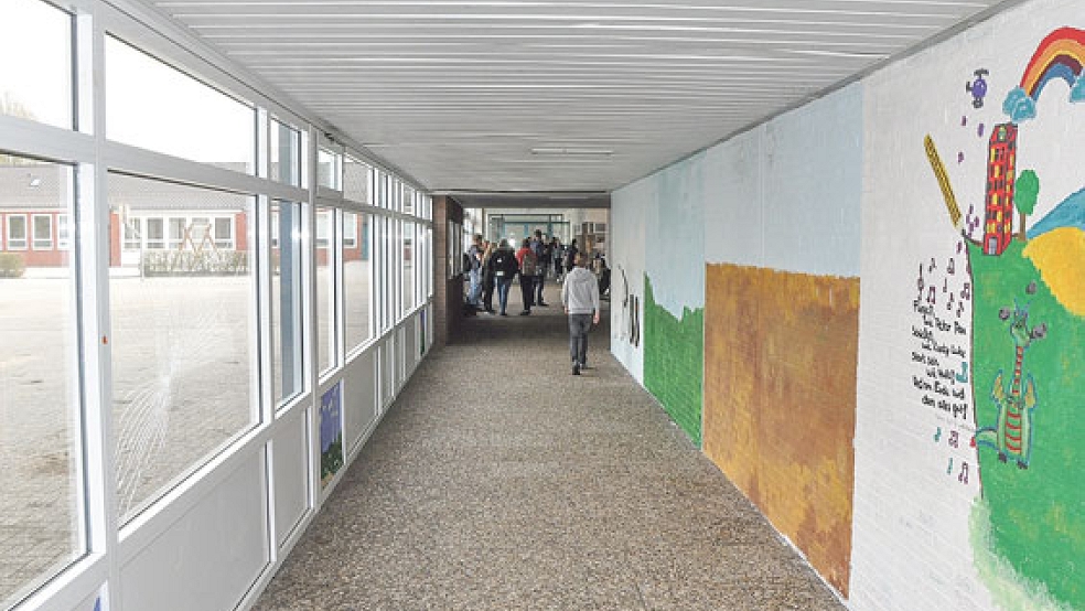 Der Pausengang an der Oberschule in Bunde soll abgerissen und erneuert werden. Im September sollen die Arbeiten beginnen.  © Archivfoto: Boelmann