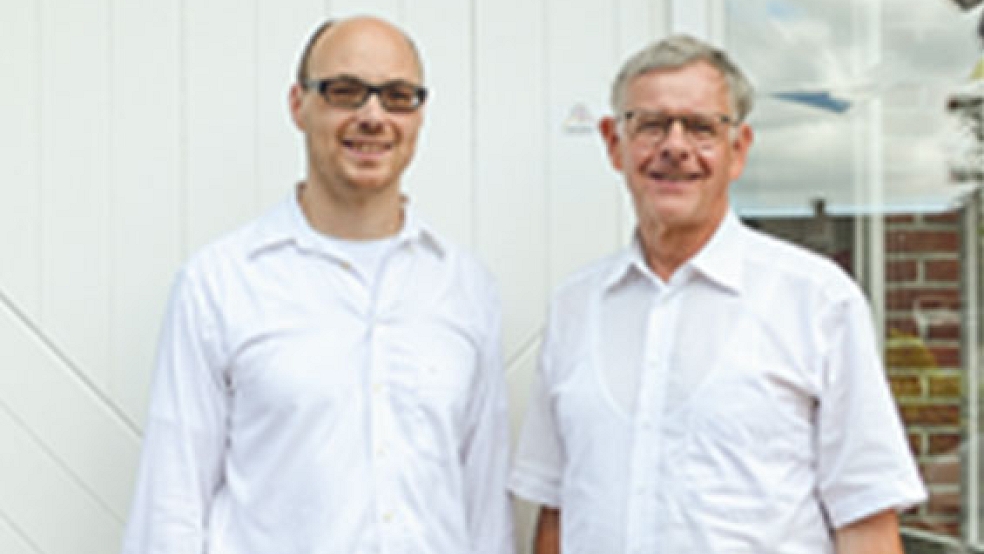 Superintendent Gerd Bohlen (rechts) hieß Pastor Torben Weinz in der Kirchengemeinde Collinghorst willkommen. © Foto: Hilke Ostendörp