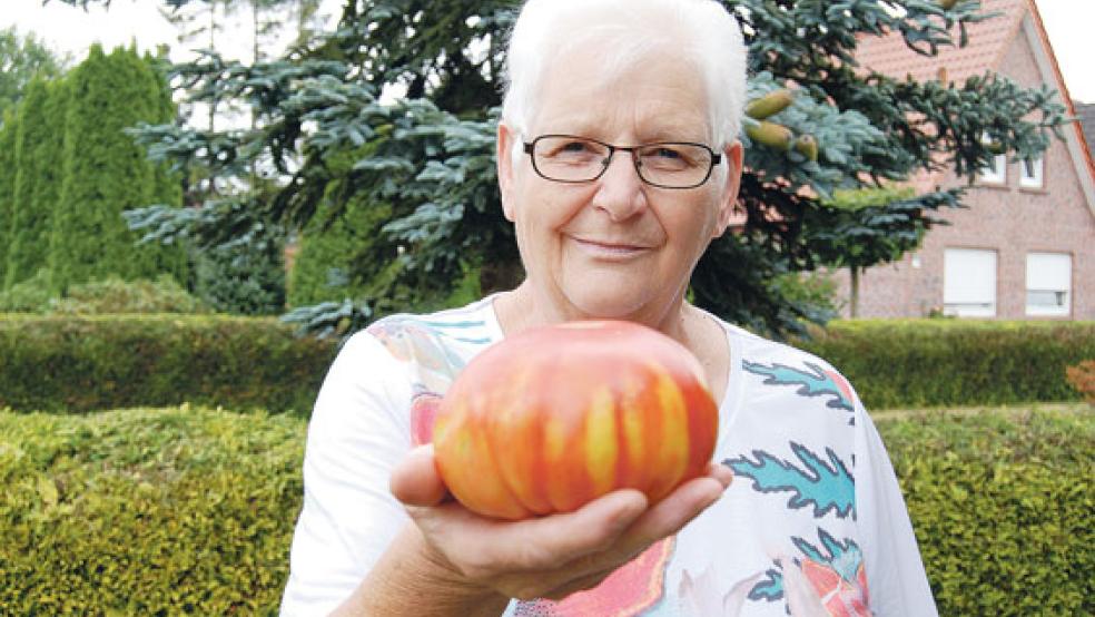 Mit 477 Gramm bringt diese Tomate aus dem Garten von Margarethe Gottschlich einiges an Gewicht mit. © Foto: Hoegen