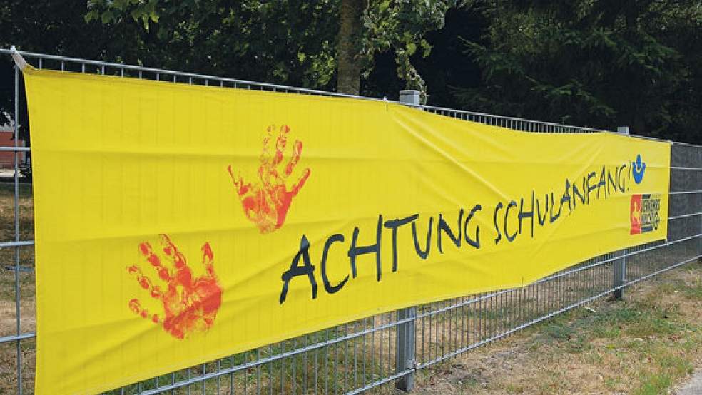 Heute ist Schulanfang: Auch neben der Grundschule in Stapelmoor weist ein Verkehrswacht-Banner darauf hin. © Foto: Hoegen