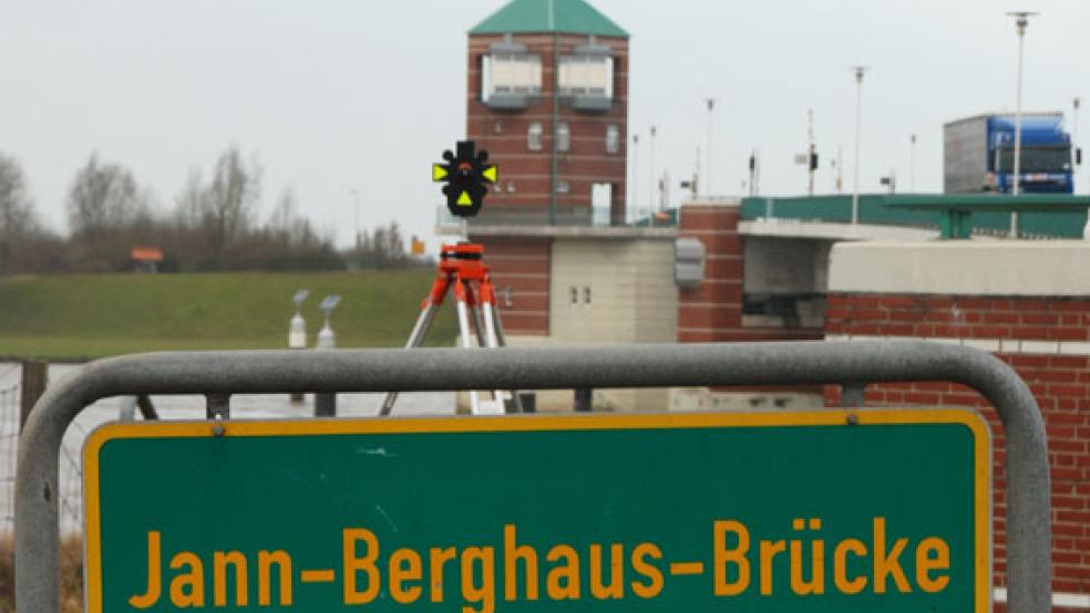 Die Jann-Berghaus-Brücke wird ab Montag an vier Tagen in Folge jeweils ab 20 Uhr bis zum nächsten Morgen um 6 Uhr für den Kfz-Verkehr voll gesperrt. Radfahrer und Fußgänger sind nicht von den Sperrungen betroffen. © Foto: Hanken