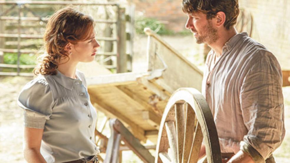 Geht da vielleicht was? Auf der Insel lernt Juliet Ashton (Lily James) ihren neuen Brieffreund Dawsey Adams (Michiel Huisman) endlich von Angesicht zu Angesicht kennen.  © Foto: Studiocanal