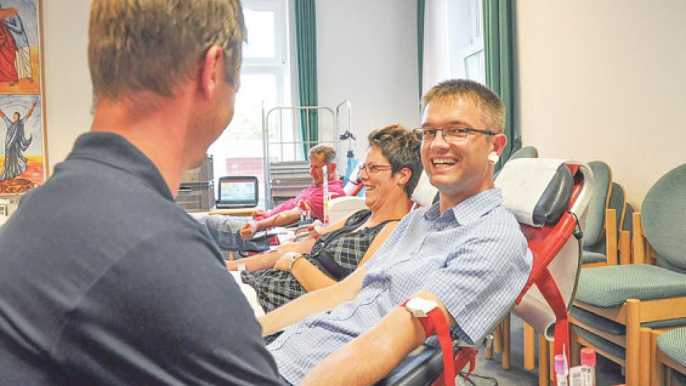 Es war seine 44. Blutspende: Frank Meyer aus Weener war auch am Mittwochnachmittag ins Gemeindehaus gekommen. Dort traf er zufällig seine Nachbarin Stephanie Müller (im Hintergrund), die zum 38. Mal Blut spendete.  © Fotos: Boelmann
