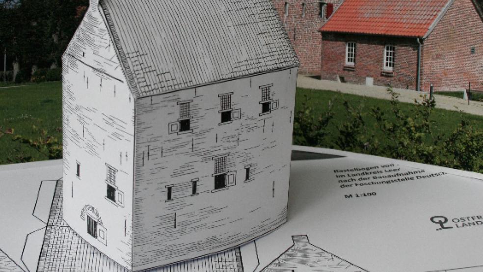 Auch ein Bastelbogen, mit dem man sich sein eigenes Steinhaus »bauen« kann, gehört zu den neuen Unterrichtsmaterialien.  © Foto: Dr. Sonja König/Ostfriesische Landschaft