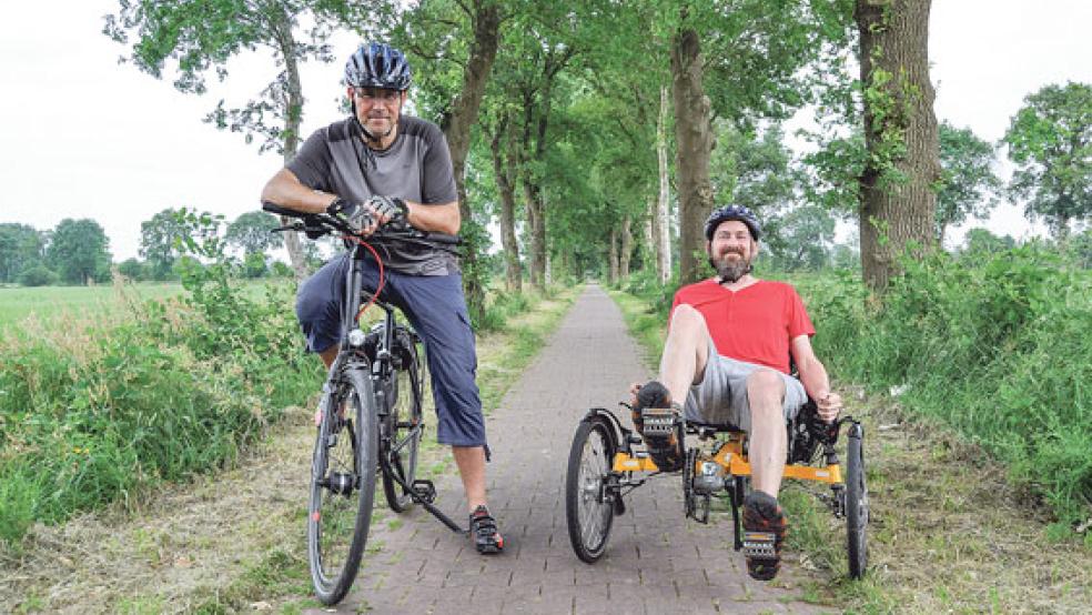 Sattelfest: Detlev Maaß (links) und Sebastian Schatz von der VHS Leer hoffen auf zahlreiche Mitradler bei ihrer Heimat-Radtour durch den Landkreis Leer.  © Foto: VHS Leer