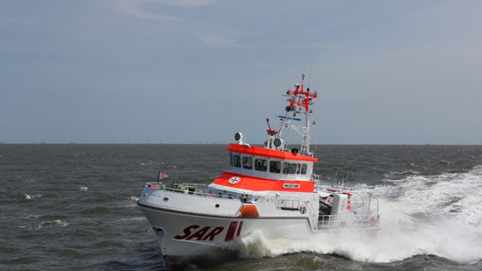 Ein Seenotrettungskreuzer hat am Freitag die Passagierfähre »Frisia IV« an den Haken genommen. © Foto:Die Seenotretter – DGzRS