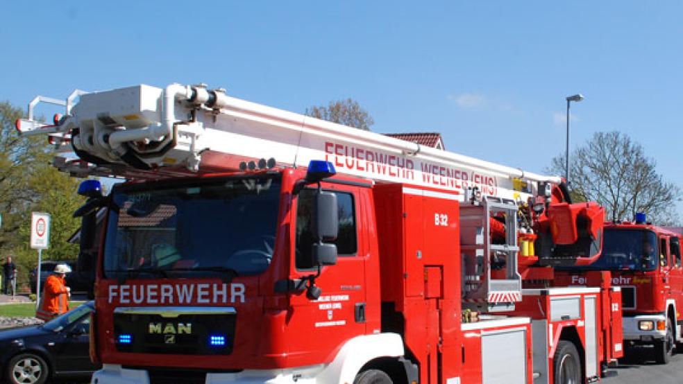 Die Feuerwehr Weener half mit ihrer Hubrettungsbühne (hier ein Archivbild) dabei, einen Patienten möglichst schonend aus einem Haus in den Krankenwagen zu bringen. © Foto: Hoegen