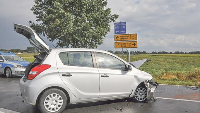 Zwei Autos krachen zusammen