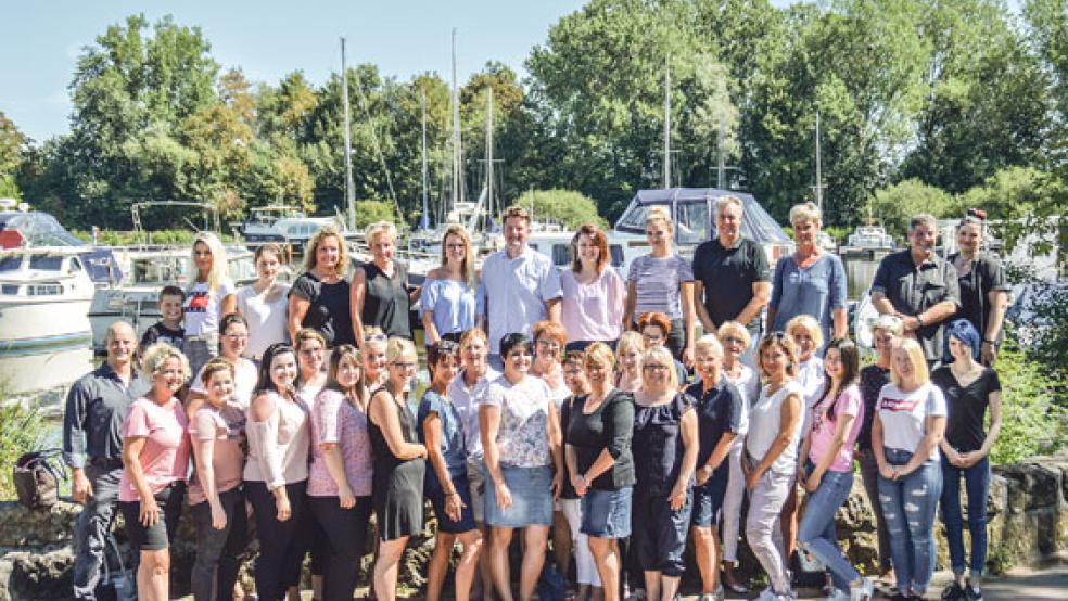 Die Mitarbeiter der neun Rheiderländer Innungsfrisöre sind sich einig: »Wir lieben unseren Beruf!«. Und durch den neuen Tarifvertrag wird diese Liebe nun auch belohnt. © Foto: Himstedt