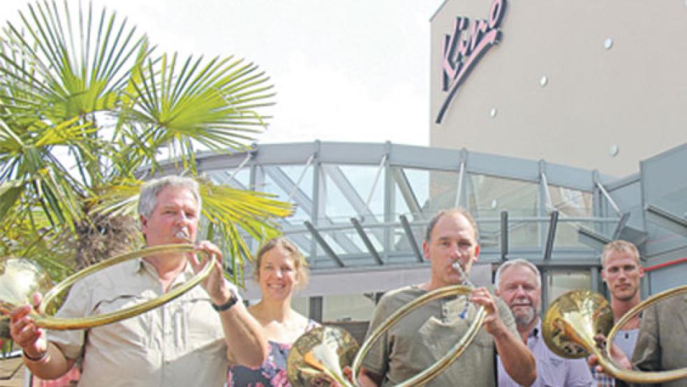 Jäger und Vertreter des Leeraner Kino-Centers stellten den Naturfilm vor (von links): Erich Delfs, Astrid Muckli, Hero Schulte, Manfred Albers, Sascha Feldmann, Bernd Oldenburg und Reinhard Leising. Der Film läuft am 16. August ab 20 Uhr.  © Foto: privat