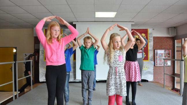 Neue Schulranzen und bunte Spitztüten